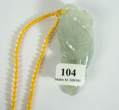 null Pendentif en jade céladon représentant la carpe de longévité