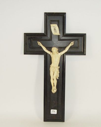 null Crucifix en ivoire (petits accidents) Hauteur: 39 cm