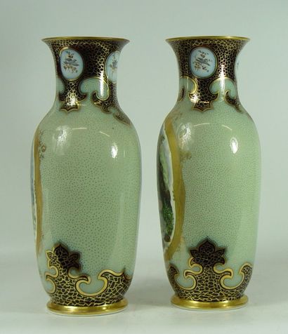 null Paire de vases en porcelaine à décor de fleurs et oiseaux Hauteur: 141 cm