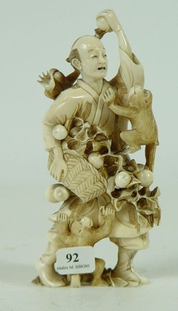 null Okimono en ivoire représentant un paysan japonais portant un branchage de pommes...