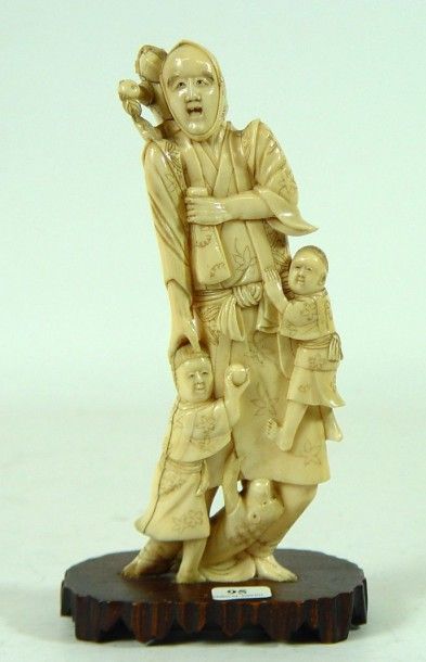 null Okimono en ivoire représentant une souriante maman japonaise portant et tenant...