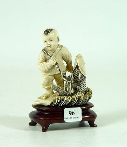null Statuette en ivoire de Pékin, représentant un enfant pêcheur tenant une grosse...