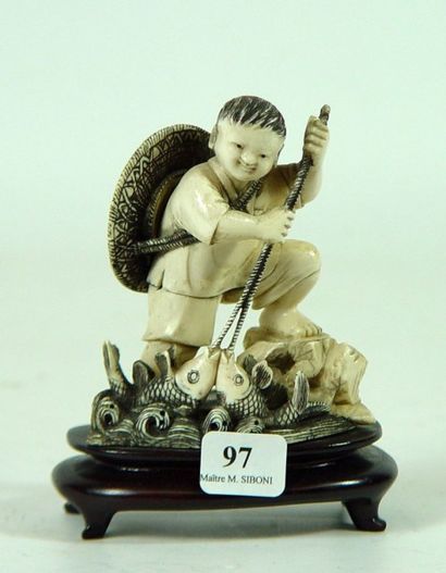 null Statuette en ivoire de Pékin, représentant un jeune enfant attrapant des poissons....