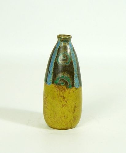 Louis LOURIOUX Petit vase en grès émaillé Signature aux deux L Hauteur: 13 cm
