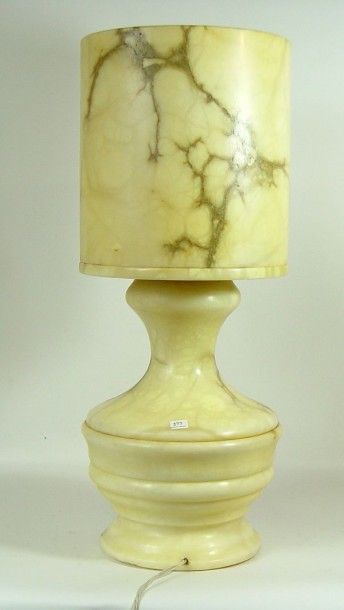 null Lampe et son abat-jour, marbre veiné jaune Hauteur: 68 cm