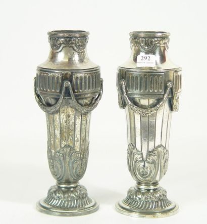 null Paire de vases en métal argenté à décor de guirlandes Hauteur: 22 cm