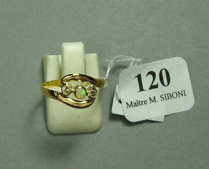 null Bague en or jaune ornée d'une opale entre deux diamants Epoque 1900 Poids: 1,4...