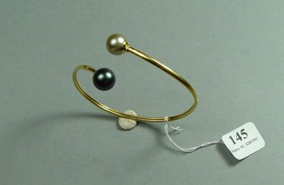null Bracelet jonc en or jaune serti de deux perles de Tahiti (grise et noire) Poids...