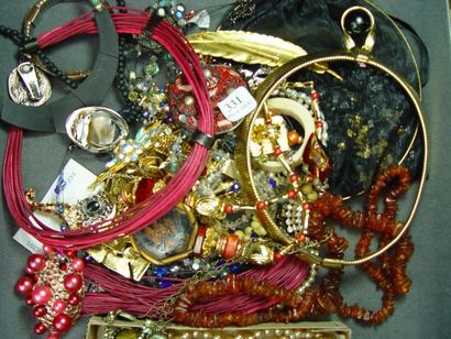 null Lot de bijoux fantaisie: colliers, broches, bracelets, bague