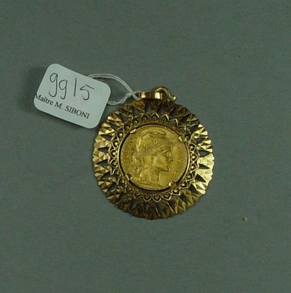 null Napoléon de 20 F monté en pendentif 
Or jaune 						 180/190
Poids : 10 g
