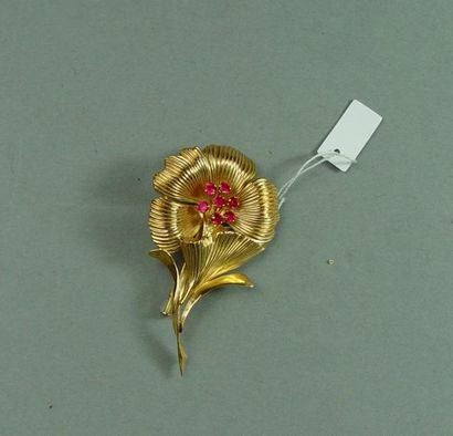 null Broche ''Fleur'' en or sertie de pierres 
rouges 						 
Poids : 4,9 g
