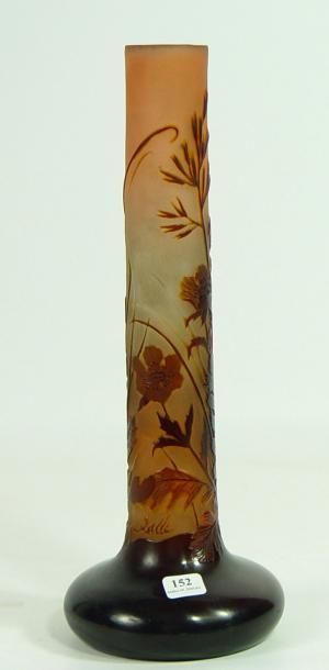 Emile GALLÉ Vase à long col en verre multicouches à décor de fleurs Hauteur: 33 ...