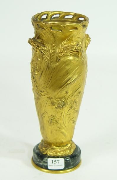 Ferdinand BARBEDIENNE Vase en bronze doré à décor de blé, chardons et fleurs Socle...