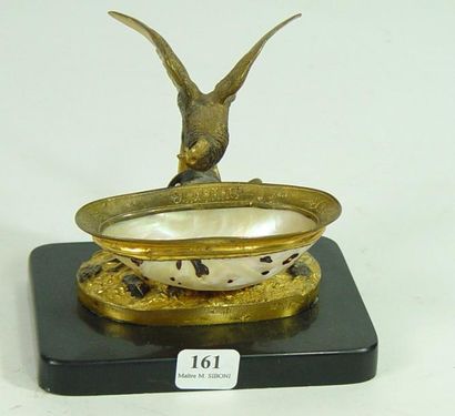 null Baguier en nacre et bronze doré, à décor d'un aigle Socle en marbre Dim: 10...