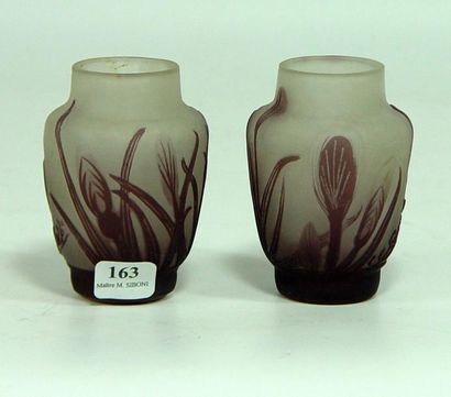Emile GALLÉ Paire de petits vases à décor de plantes Hauteur: 8,5 cm