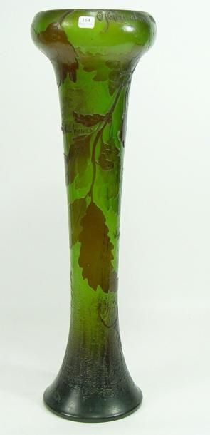 Emile GALLÉ Important vase en verre multicouches à décor de feuilles de chêne, glands...