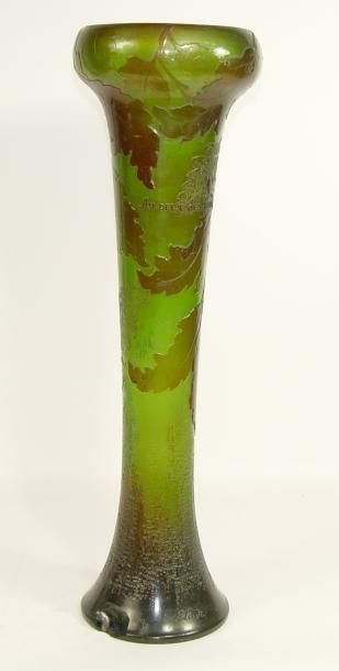 Emile GALLÉ Important vase en verre multicouches à décor de feuilles de chêne, glands...