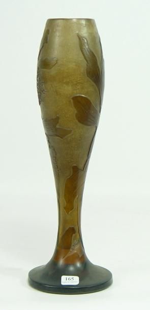 Emile GALLÉ Vase en verre multicouches à décor de fleurs Hauteur: 65 cm