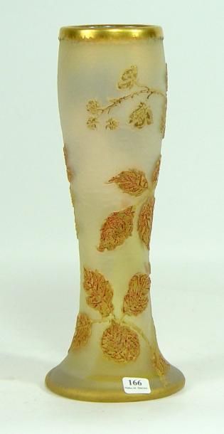 DAUM Nancy Vase en verre gravé à décor de feuillages or et pourpre Hauteur: 30 c...