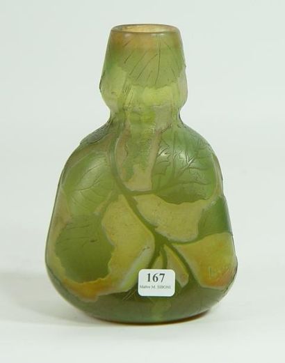 LEGRAS Vase à pans coupés à décor de feuillages Hauteur: 18 cm
