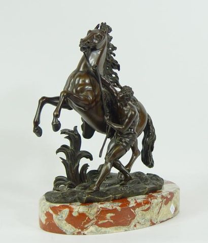 CLODION (d'après') "Cheval de Marly" Bronze patiné, socle en marbre Hauteur: 45 cm...