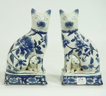 null Deux chats en porcelaine bleue et blanche