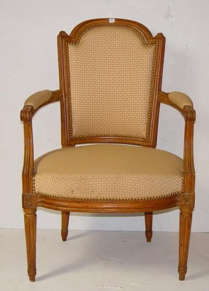 null Paire de fauteuils en bois mouluré
Style Louis XVI
