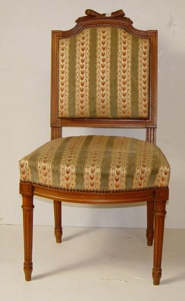 null Une chaise en bois laqué
Style Louis XVI
