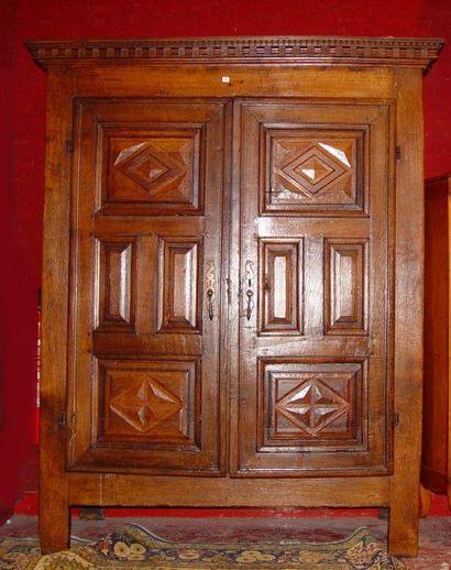 null Armoire en noyer sculpté, ouvrant à deux portes Manque une serrure. Corniche...