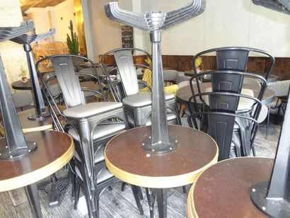 null 19-	Un fauteuil
5 fauteuils skaï
14 tables rondes blanches
20 chaises grises...
