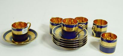 null Six tasses et sous-tasses en porcelaine bleue et or de Limoges