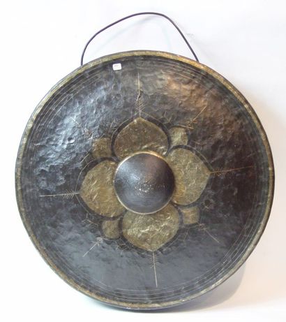 null Gong en bronze Diamètre : 74 cm