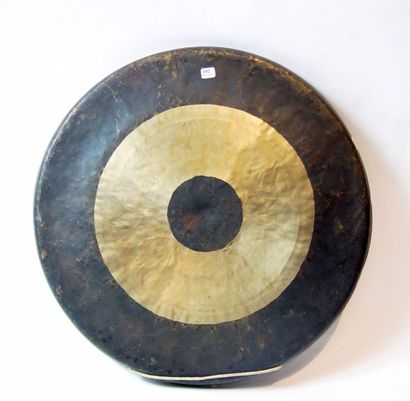 null Gong en bronze patiné et doré Diamètre : 54 cm