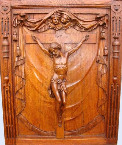 null Haut relief représentant le Christ en croix en chêne sculpté Il est entouré...