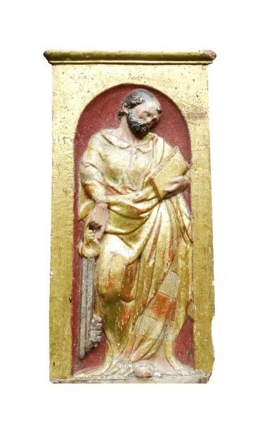 null Bas-relief en bois doré représentant Saint Pierre dans une arcature complet...