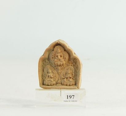 null Bas-relief votif en terre cuite à décor de Bouddhas Dim : 7 cm