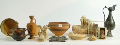 null Collection de terres cuites : lampes à huile, coupes, vases et fossiles Style...