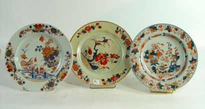 null Trois assiettes en porcelaine à décor de fleurs (égrenures)