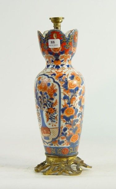 null Vase en porcelaine d'IMARI monté en lampe Monture de bronze doré Dim: 26 cm