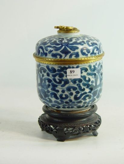 null Pot couvert en porcelaine bleue et blanche, monture en bronze doré Hauteur :...