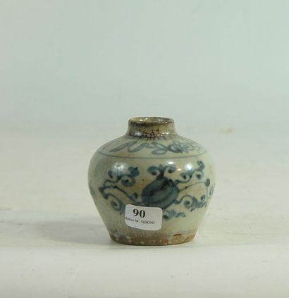 null Petit vase en porcelaine bleue et blanche à décor de fleurs Hauteur : 8 cm