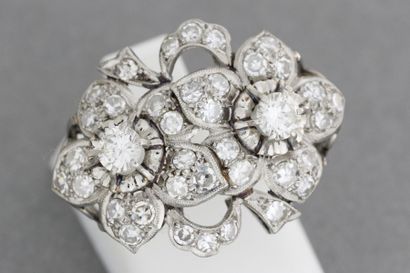 null Bague 1900 en platine à motifs de fleurs sertie de diamants
Pds: 6,4 g