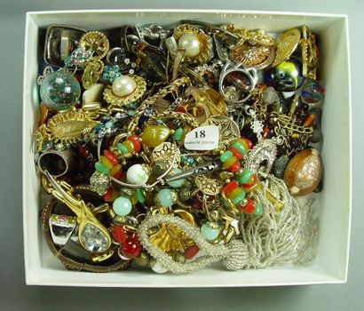Lot de bijoux fantaisie: bracelets, clips...