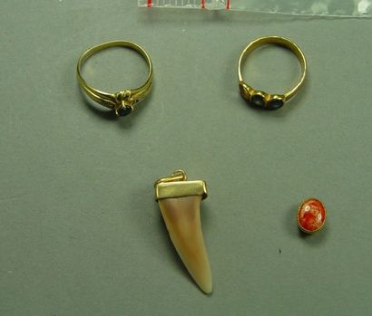 null Deux bagues en or jaune et pierres de couleur (un manque), et un pendentif "Dent",...