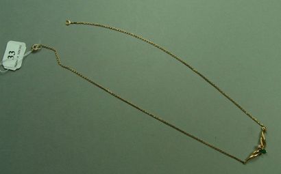 null Collier en or jaune serti d'un petit brillant et deux émeraudes
Pds: 2,40 g