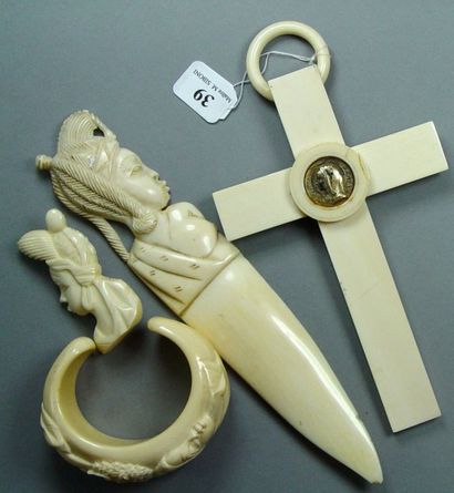 Lot en ivoire: bracelet, croix XIXème, broche,...