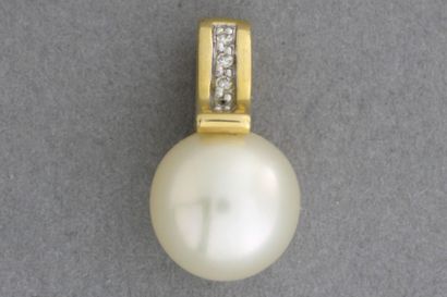 null Pendentif en or orné d'une perle surmontée de brillants
Pds: 2,6 g