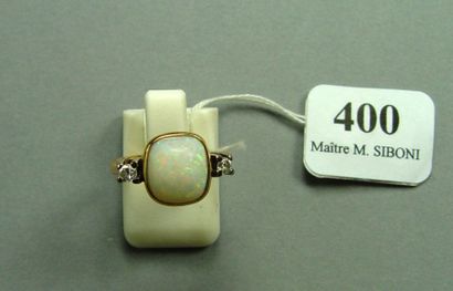 null Bague en or jaune sertie d'une opale épaulée de deux brillants (anneau à ressouder)
Pds...