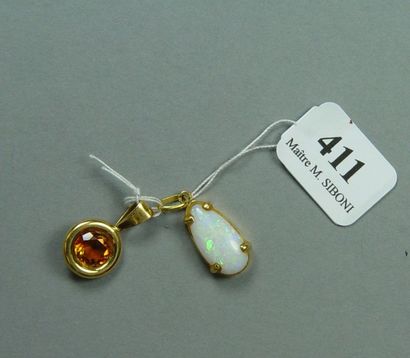 null Deux pendentifs en or jaune sertis d'une opale et d'une citrine
Pds brut: 4,60...