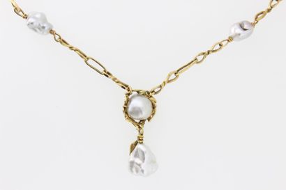 null Collier en or orné de perles baroques
Pds: 24,8 g